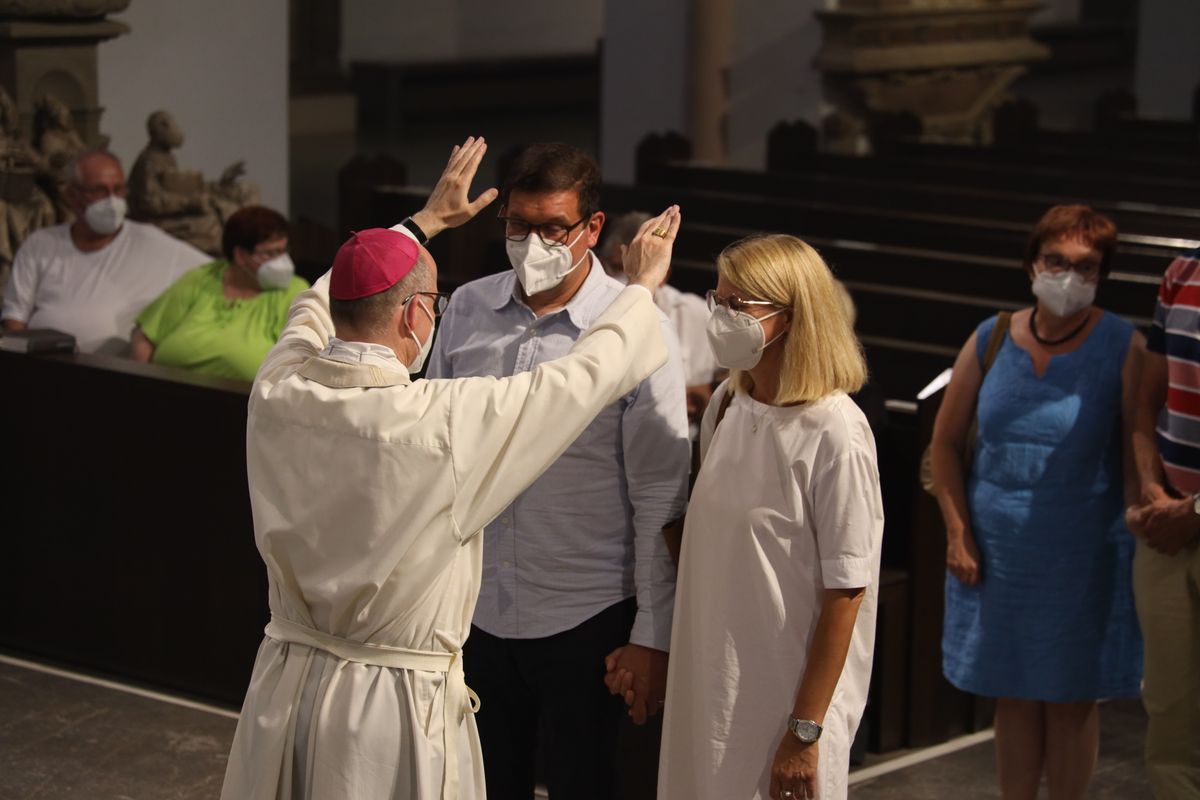 2621/0619 Ehejubilare Bischof 28. Juni Abend_27980 Mit rund 100 Ehepaaren aus der ganzen Diözese hat Bischof Dr. Franz Jung am Montagabend, 28. Juni, einen Gottesdienst im Würzburger Kiliansdom gefeiert. Eingeladen waren Ehejubilare, die in den Jahren 2020 und 2021 ihr silbernes Ehejubiläum feiern. Nach dem Gottesdienst ließen sich die Ehepartner von Bischof Jung und weiteren Priestern und Diakonen mit Abstand segnen.