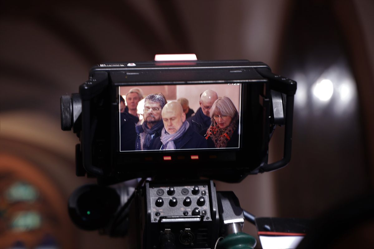 Bischof Dr. Franz Jung feierte zum Aschermittwoch der Künstler einen Gottesdienst in der Sepultur des Würzburger Kiliansdoms. Das Bayerische Fernsehen übertrug die Feier live.