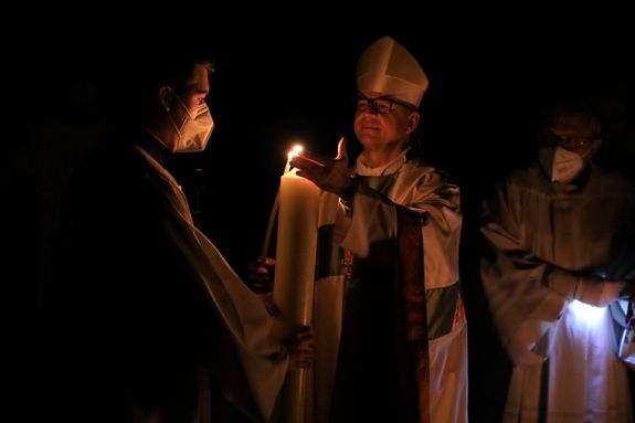Die Osterkerze wurde im Domkreuzgang am Osterfeuer entzündet und in den dunklen Dom getragen.