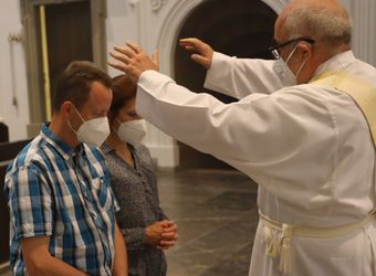 Bischof Dr. Franz Jung feierte am Mittwochabend, 23. Juni, einen Gottesdienst für Ehepaare, die 2021 oder 2021 auf 25 gemeinsame Jahre zurückblicken. Im Anschluss konnten sich die Paare segnen lassen.