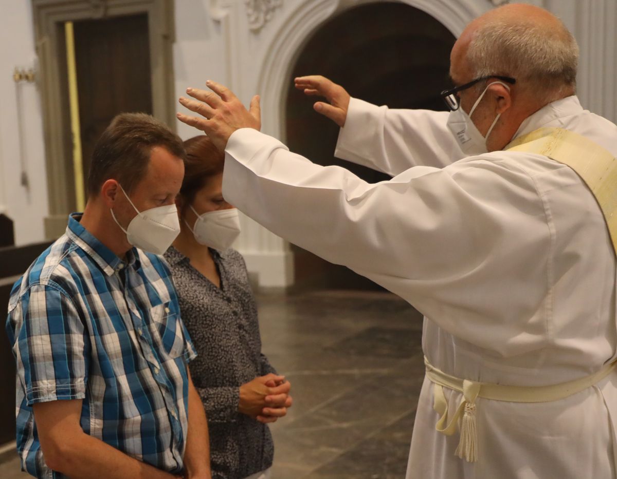 Bischof Dr. Franz Jung feierte am Mittwochabend, 23. Juni, einen Gottesdienst für Ehepaare, die 2021 oder 2021 auf 25 gemeinsame Jahre zurückblicken. Im Anschluss konnten sich die Paare segnen lassen.