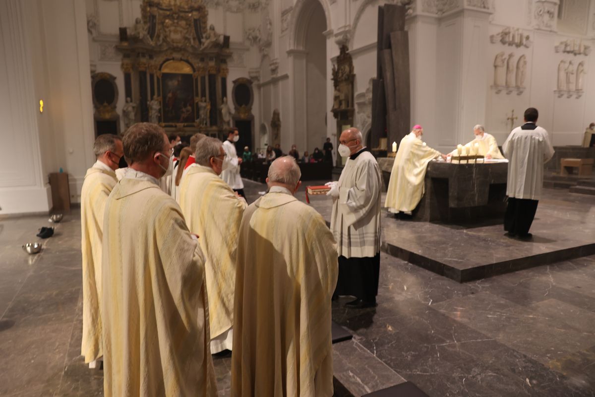 Mit der Messe vom Letzten Abendmahl am Gründonnerstag, 14. April, hat Bischof Dr. Franz Jung im Würzburger Kiliansdom die drei österlichen Tage vom Leiden und Sterben, von der Grabesruhe und der Auferstehung des Herrn eröffnet.