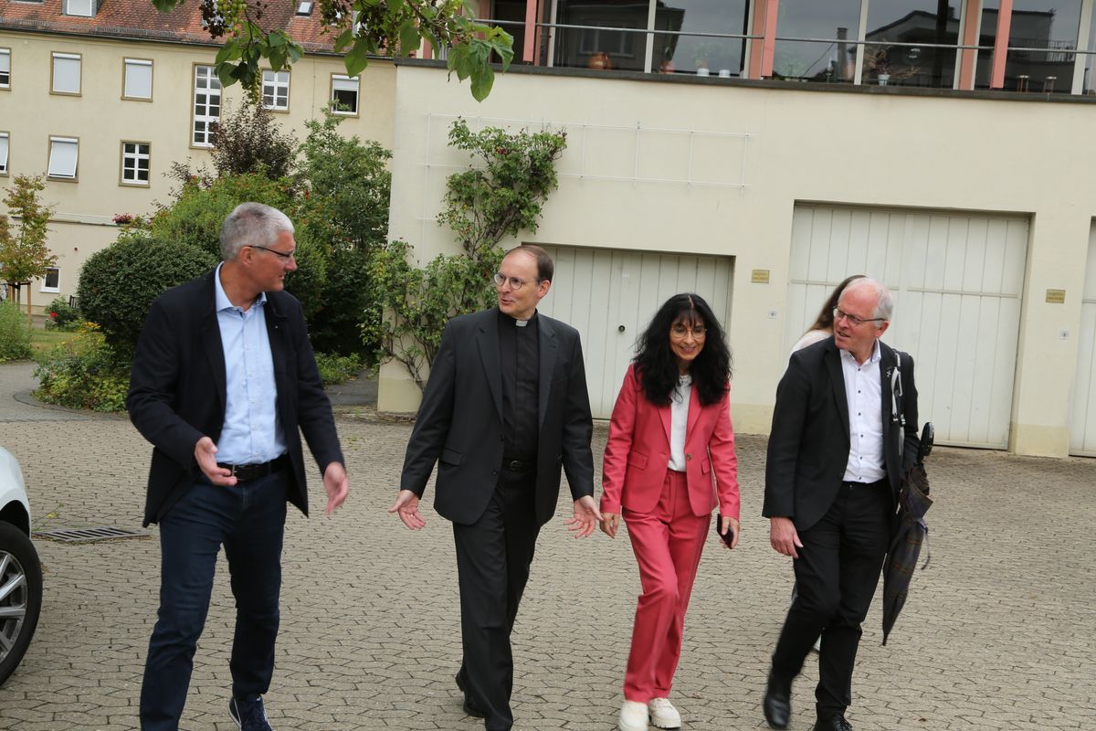 Weihbischof Paul Reder hat am Mittwoch, 9. Juli, einen Kiliani-Gottesdienst in der Kapelle der Ritaschwestern am Juliusspital Hospiz in Würzburg gefeiert. Nach dem Gottesdienst besuchte er das Hospiz und kam in den Austausch mit Mitarbeitenden und Gästen.
