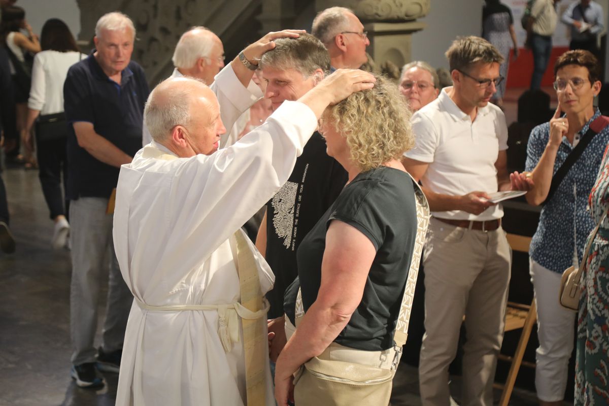 Mit rund 1000 Eheleuten, die in diesem Jahr Silberhochzeit haben, feierte Bischof Dr. Franz Jung am Freitagabend, 4. Juli 2025, einen Pontifikalgottesdienst im Kiliansdom. Im Anschluss erteilten er, Weihbischof Paul Reder sowie weitere Seelsorgerinnen und Seelsorger den Paaren einzeln den Segen.