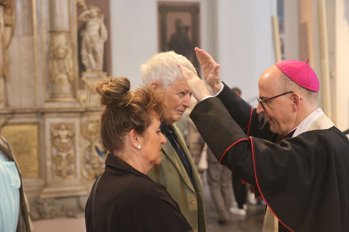 Seelsorgerinnen und Seelsorger spendeten nach dem Gottesdienst den Jubelpaaren individuell den Segen. 
