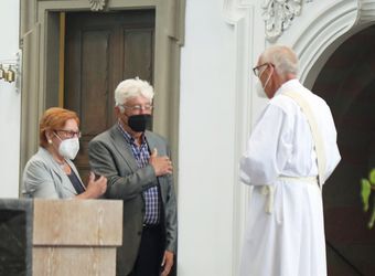 Bischof em. Dr. Friedhelm Hofmann feierte am Mittwochvormittag, 23. Juni, im Kiliansdom einen Pontifikalgottesdienst für Ehejubilare, die in den Jahren 2020 und 2021 auf 50, 60 oder 65 gemeinsame Jahre zurückblicken.