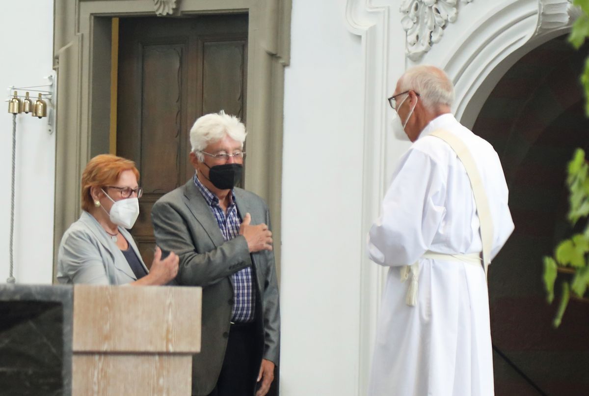 Bischof em. Dr. Friedhelm Hofmann feierte am Mittwochvormittag, 23. Juni, im Kiliansdom einen Pontifikalgottesdienst für Ehejubilare, die in den Jahren 2020 und 2021 auf 50, 60 oder 65 gemeinsame Jahre zurückblicken. Bischof em. Dr. Friedhelm Hofmann feierte am Mittwochvormittag, 23. Juni, im Kiliansdom einen Pontifikalgottesdienst für Ehejubilare, die in den Jahren 2020 und 2021 auf 50, 60 oder 65 gemeinsame Jahre zurückblicken.