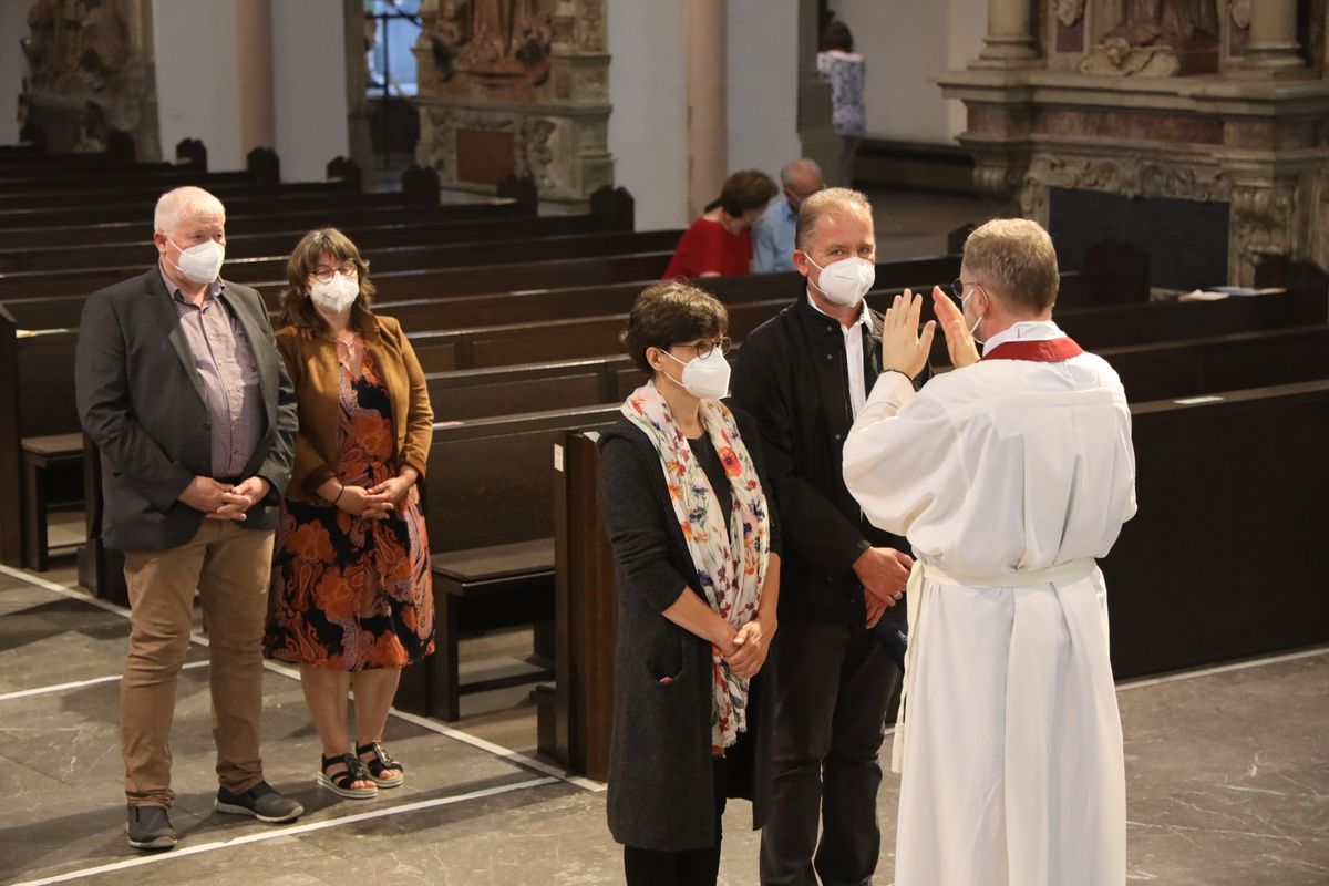 Generalvikar Dr. Jürgen Vorndran feierte am Dienstagabend, 29. Juni, einen Dankgottesdienst mit Ehejubilaren, die 2020 oder 2021 silberne Hochzeit feiern. Im Anschluss hatten die Ehepaare Gelegenheit, sich segnen zu lassen.