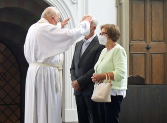 Bischof em. Dr. Friedhelm Hofmann feierte am Mittwochvormittag, 23. Juni, im Kiliansdom einen Pontifikalgottesdienst für Ehejubilare, die in den Jahren 2020 und 2021 auf 50, 60 oder 65 gemeinsame Jahre zurückblicken.