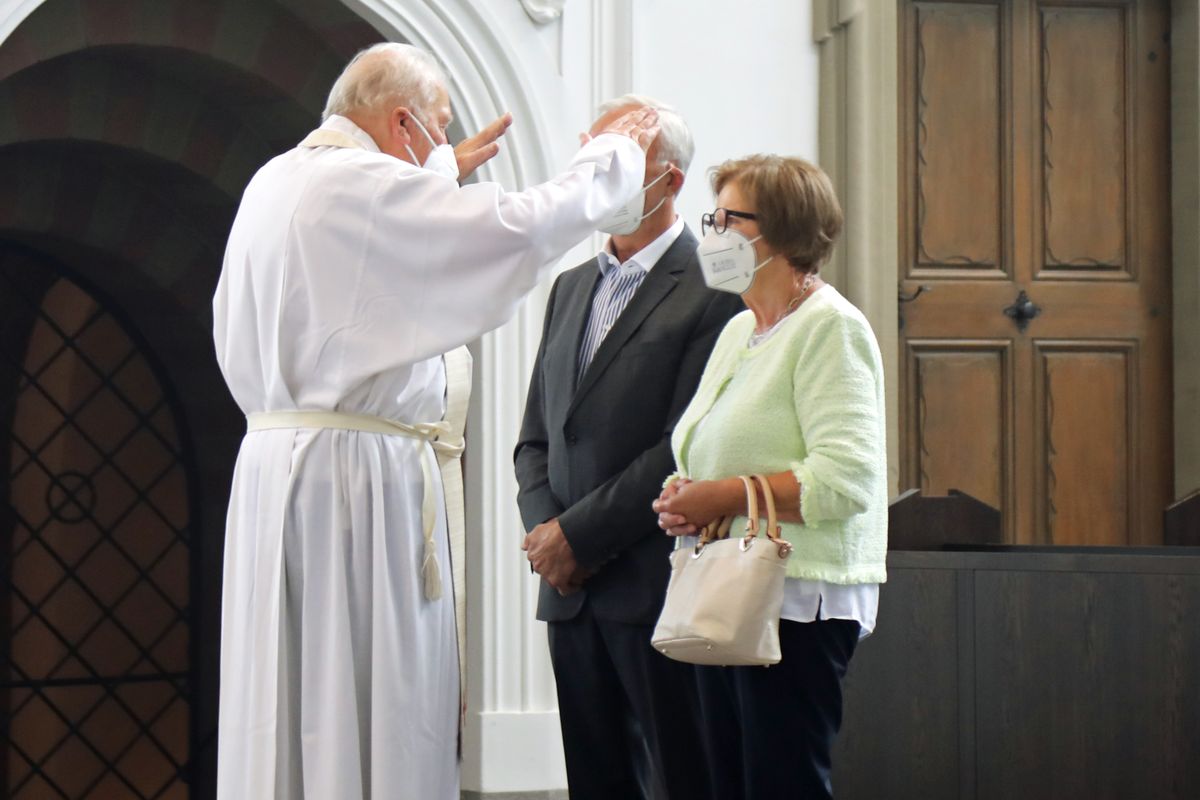 Bischof em. Dr. Friedhelm Hofmann feierte am Mittwochvormittag, 23. Juni, im Kiliansdom einen Pontifikalgottesdienst für Ehejubilare, die in den Jahren 2020 und 2021 auf 50, 60 oder 65 gemeinsame Jahre zurückblicken. Bischof em. Dr. Friedhelm Hofmann feierte am Mittwochvormittag, 23. Juni, im Kiliansdom einen Pontifikalgottesdienst für Ehejubilare, die in den Jahren 2020 und 2021 auf 50, 60 oder 65 gemeinsame Jahre zurückblicken.