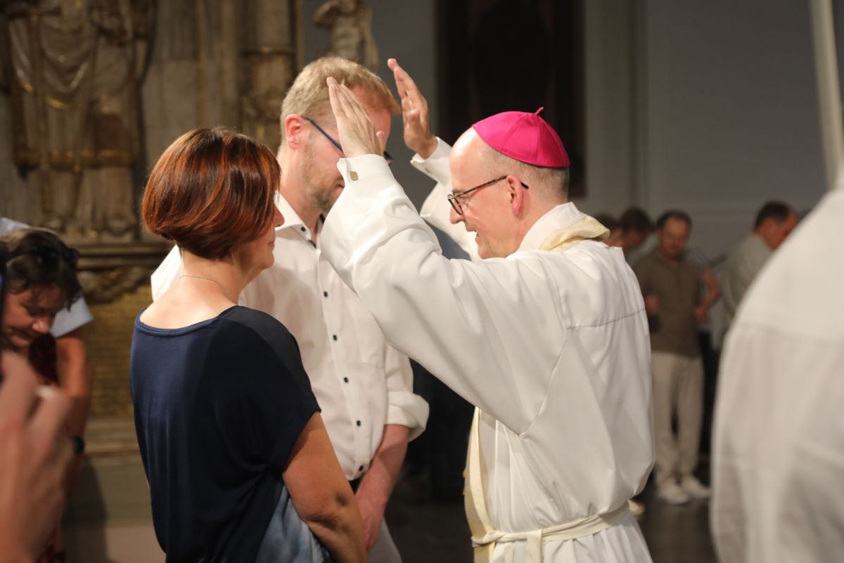 Mit rund 1000 Eheleuten, die in diesem Jahr Silberhochzeit haben, feierte Bischof Dr. Franz Jung am Freitagabend, 4. Juli 2025, einen Pontifikalgottesdienst im Kiliansdom. Im Anschluss erteilten er, Weihbischof Paul Reder sowie weitere Seelsorgerinnen und Seelsorger den Paaren einzeln den Segen.