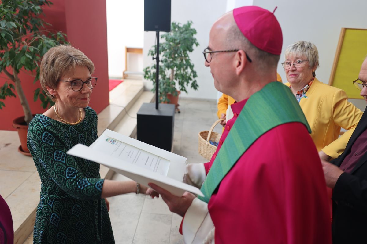 Bei einem Gottesdienst in der Jugendkirche Würzburg hat Bischof Dr. Franz Jung am Freitag, 25. Oktober, insgesamt 47 Personen für die Schulpastoral beauftragt.