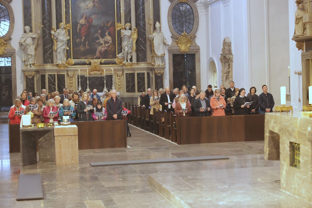 Bei einem Pontifikalgottesdienst am Samstag, 27. September, weihte Weihbischof Paul Reder drei Männer im Würzburger Kiliansdom zu Diakonen.