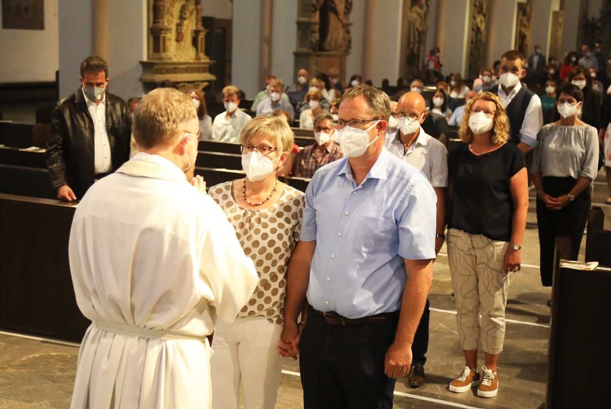 2621/0613 Gottesdienst für Ehejubilare Generalvikar Dr. Vorndran am Freitag, 25. Juni 2021_27648 Generalvikar Dr. Jürgen Vorndran feierte am Freitagabend, 25. Juni, einen Dankgottesdienst mit Ehepaaren, die seit 25 Jahren verheiratet sind. Anschließend spendeten der Generalvikar sowie weitere Priester und Diakone den Jubilaren mit Abstand den Segen.