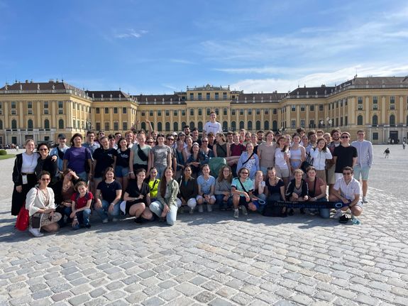 Vor dem Schloss Schönbrunn in Wien.