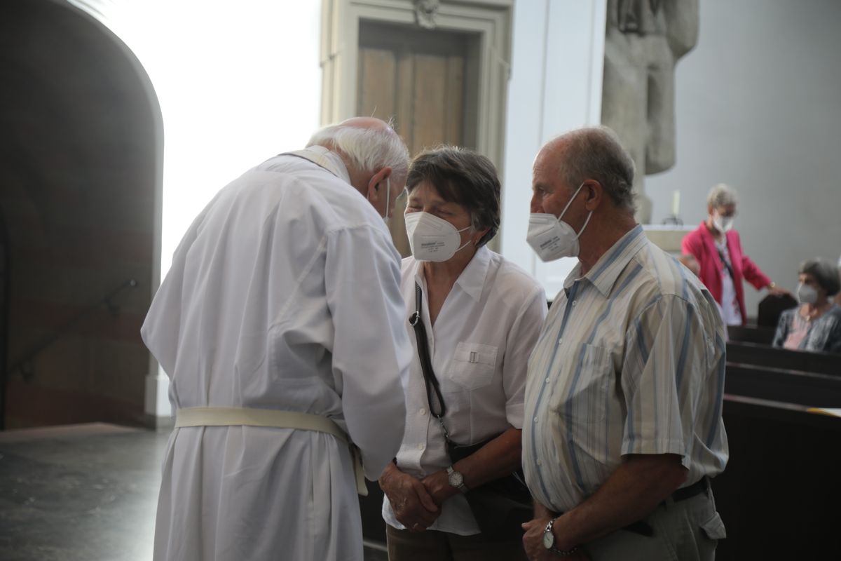 2621/0622 - Ehejubilare Gold mit Weihbischof Ulrich Boom_27928 Weihbischof Ulrich Boom feierte am Montagnachmittag, 26. Juni, einen Gottesdienst für Ehepaare, die 2020 oder 2021 ihr goldenes, diamantenes oder eisernes Ehejubiläum hatten. Im Anschluss konnten sich die Paare segnen lassen.