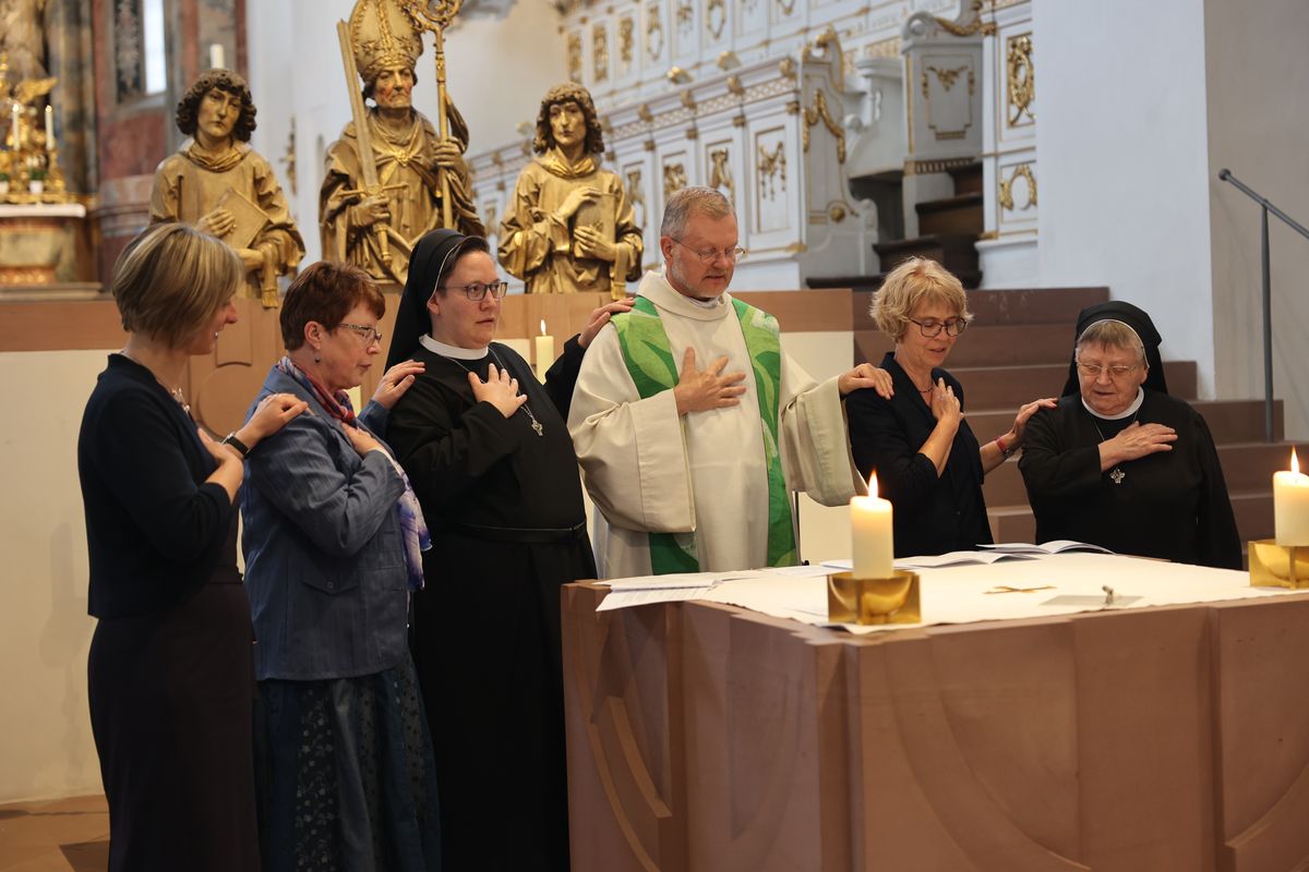 Unter anderem mit einer Wort-Gottes-Feier im Neumünster und einem Empfang im Burkardushaus hat die Berufsgruppe der Gemeindereferentinnen und -referenten am Freitag, 14. Juni, ihr 75. Jubiläum gefeiert. Unter anderem mit einer Wort-Gottes-Feier im Neumünster und einem Empfang im Burkardushaus hat die Berufsgruppe der Gemeindereferentinnen und -referenten am Freitag, 14. Juni, ihr 75. Jubiläum gefeiert.