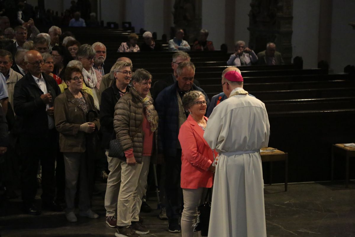 Bischof Dr. Franz Jung hat am Donnerstagnachmittag, 4. Juli, mit etwa 320 Paaren im Kiliansdom ihr goldenes oder diamantenes Ehejubiläum gefeiert.