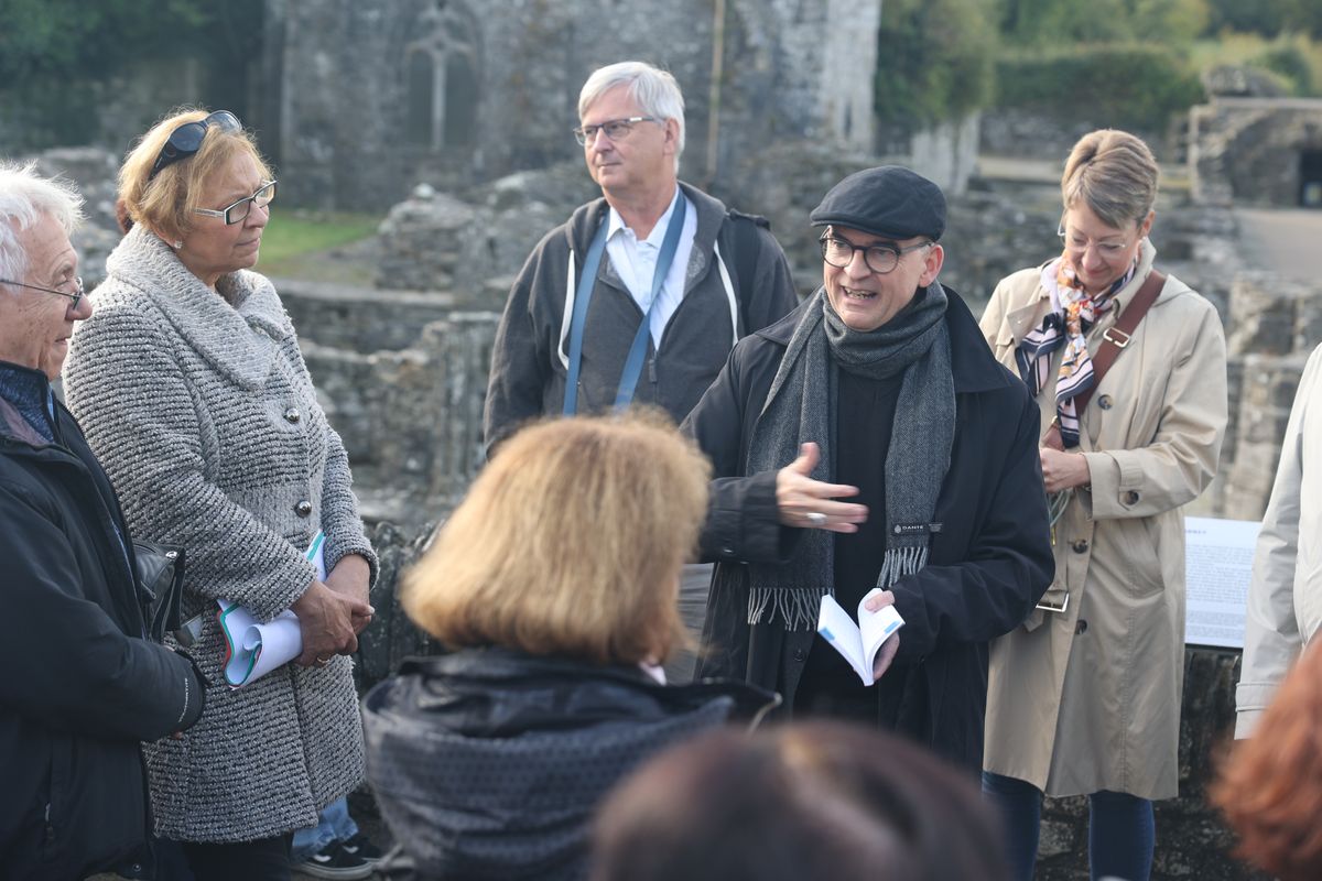 Mellifont Abbey ist die älteste Zisterzienserabtei Irlands. Dort erinnerte Bischof Dr. Franz Jung an den heiligen Bernhard, der betont habe, die Menschen sollten wie eine Brunnenschale und nicht wie ein Rohr sein. Gemeint ist, nur das weiterzugeben, wovon man selbst gefüllt ist und das man im Gebet ergründet und verstanden hat. Unter Henry VIII. wurde die Abtei zerstört.