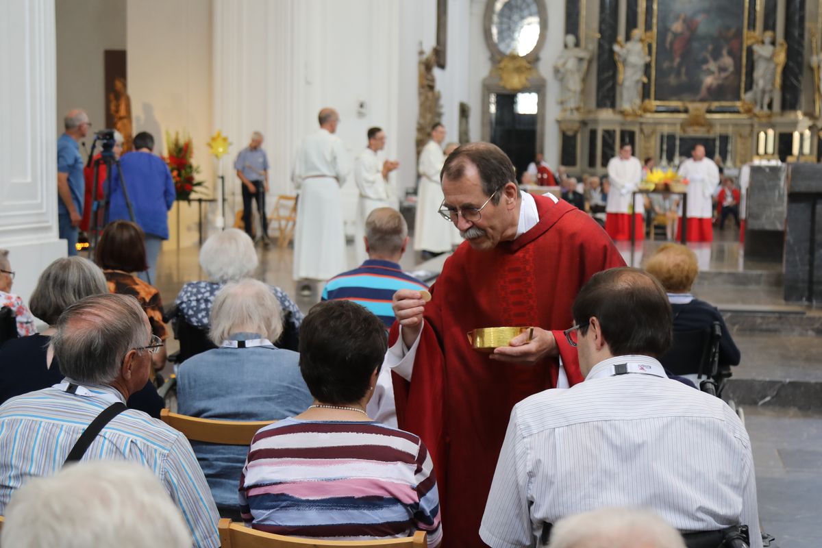 Weihbischof Paul Reder feierte am Samstag, 13. Juli, einen Kiliani-Gottesdienst für Menschen im Alter, in Krankheit und mit Behinderung im Kiliansdom. 