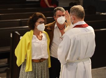 Generalvikar Dr. Jürgen Vorndran feierte am Dienstagabend, 29. Juni, einen Dankgottesdienst mit Ehejubilaren, die 2020 oder 2021 silberne Hochzeit feiern. Im Anschluss hatten die Ehepaare Gelegenheit, sich segnen zu lassen.