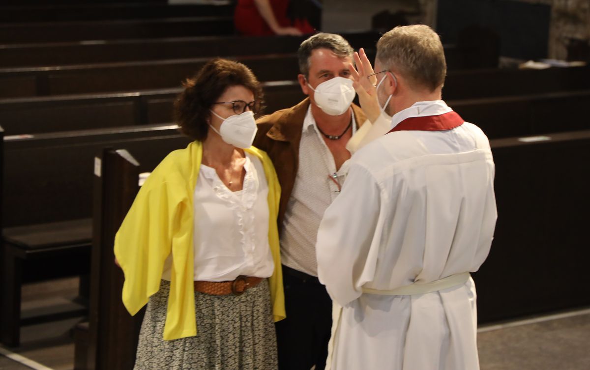 Generalvikar Dr. Jürgen Vorndran feierte am Dienstagabend, 29. Juni, einen Dankgottesdienst mit Ehejubilaren, die 2020 oder 2021 silberne Hochzeit feiern. Im Anschluss hatten die Ehepaare Gelegenheit, sich segnen zu lassen.