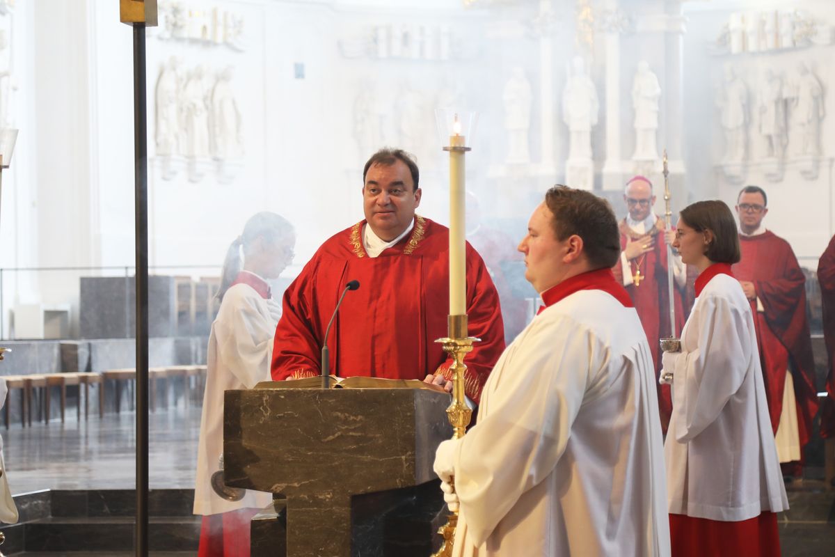 Bischof Dr. Franz Jung feierte am Donnerstag, 10. Juli 2025, einen Kiliani-Wallfahrtsgottesdienst mit Gläubigen aus der Region Würzburg. Eine Begegnung auf dem Kiliansplatz schloss sich an.