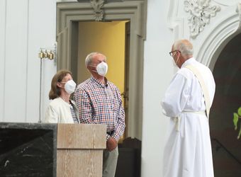 Bischof em. Dr. Friedhelm Hofmann feierte am Mittwochvormittag, 23. Juni, im Kiliansdom einen Pontifikalgottesdienst für Ehejubilare, die in den Jahren 2020 und 2021 auf 50, 60 oder 65 gemeinsame Jahre zurückblicken.