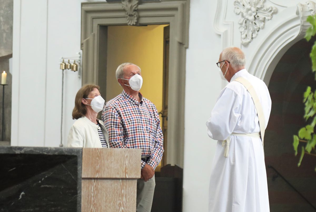 Bischof em. Dr. Friedhelm Hofmann feierte am Mittwochvormittag, 23. Juni, im Kiliansdom einen Pontifikalgottesdienst für Ehejubilare, die in den Jahren 2020 und 2021 auf 50, 60 oder 65 gemeinsame Jahre zurückblicken. Bischof em. Dr. Friedhelm Hofmann feierte am Mittwochvormittag, 23. Juni, im Kiliansdom einen Pontifikalgottesdienst für Ehejubilare, die in den Jahren 2020 und 2021 auf 50, 60 oder 65 gemeinsame Jahre zurückblicken.