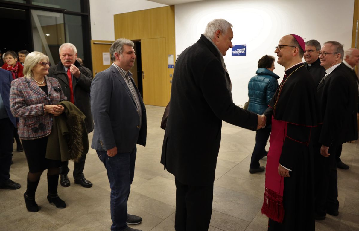 Bischof Dr. Franz Jung begrüßte gemeinsam mit Generalvikar Thomas Keßler und Domkapitular Clemens Bieber, Vorsitzender des Diözesan-Caritasverbands, die Gäste am Eingang des Hörsaalgebäudes. 