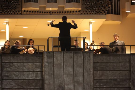 Den Gottesdienst im Dom gestalteten neben dem Domorganist Professor Stefan Schmidt ein Vokalensemble der Dommusik sowie die Camerata Würzburg unter der Leitung von Domkapellmeister Alexander Rüth unter anderem mit Joseph Haydns "Missa brevis Sancti Joannis de Deo".