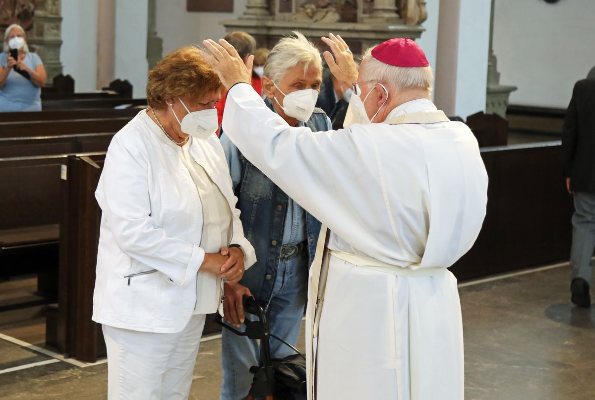 	 Weihbischof Ulrich Boom feierte am Mittwochnachmittag, 30. Juni, einen Gottesdienst für Ehepaare, die 2020 oder 2021 ihr goldenes, diamantenes oder eisernes Ehejubiläum hatten. Im Anschluss konnten sich die Paare segnen lassen.