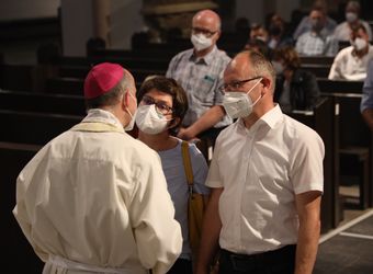 Bischof Dr. Franz Jung feierte am Mittwochabend, 23. Juni, einen Gottesdienst für Ehepaare, die 2021 oder 2021 auf 25 gemeinsame Jahre zurückblicken. Im Anschluss konnten sich die Paare segnen lassen.
