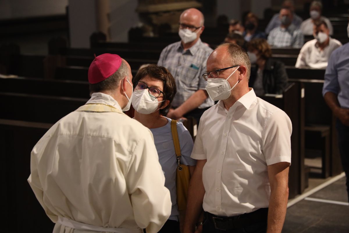 Bischof Dr. Franz Jung feierte am Mittwochabend, 23. Juni, einen Gottesdienst für Ehepaare, die 2021 oder 2021 auf 25 gemeinsame Jahre zurückblicken. Im Anschluss konnten sich die Paare segnen lassen.