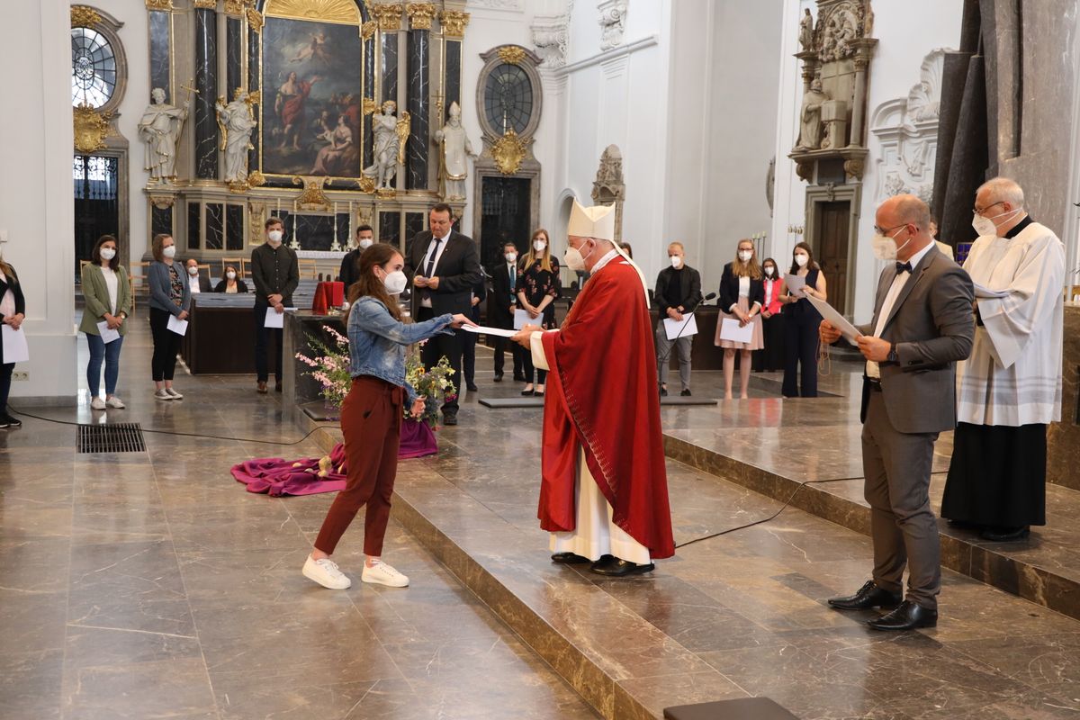 Weihbischof Ulrich Boom hat im Auftrag von Bischof Dr. Franz Jung 33 Frauen und sieben Männern am Freitagabend, 9. Juli, im Kiliansdom die Missio canonica verliehen.
