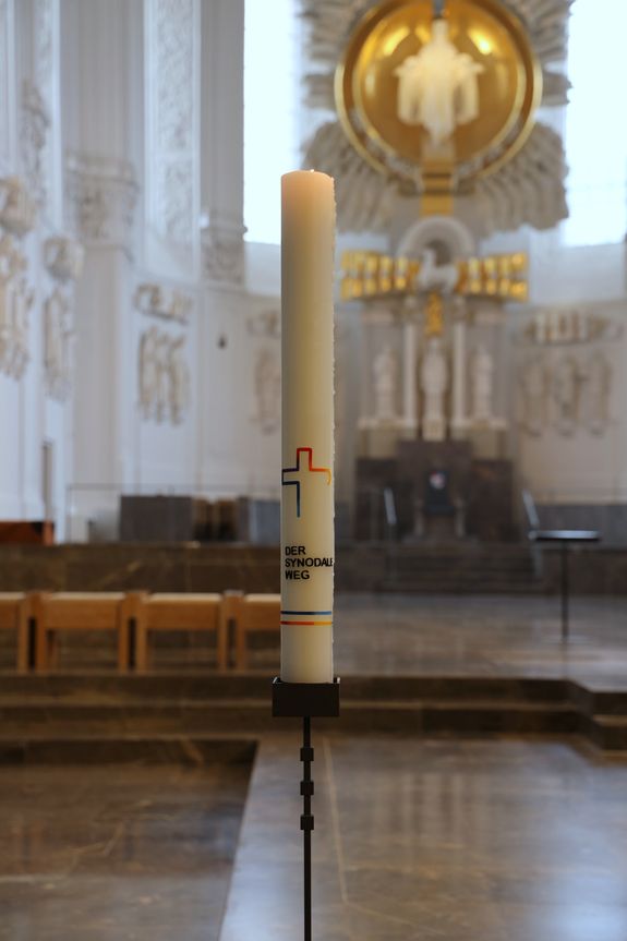 Die Kerze des Synodalen Wegs brennt seit dem ersten Adventssonntag, 1. Dezember, auch im Würzburger Kiliansdom. Die Kerze des Synodalen Wegs brennt seit dem ersten Adventssonntag, 1. Dezember, auch im Würzburger Kiliansdom.