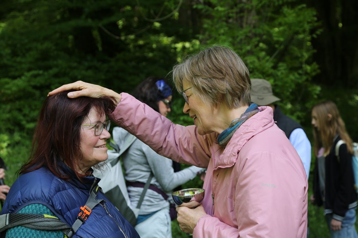 Fast 400 Gläubige haben an der Ökumenischen Kreuzbergwallfahrt mit Bischof Jung und Regionalbischöfin Bornowski teilgenommen.  Fast 400 Gläubige haben an der Ökumenischen Kreuzbergwallfahrt mit Bischof Jung und Regionalbischöfin Bornowski teilgenommen.
