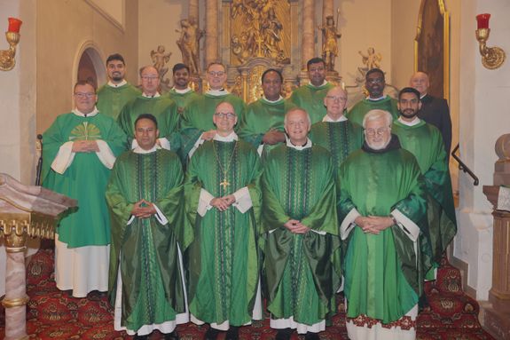 Bei einer Pontifikalmesse in der Klosterkirche auf dem Engelberg bei Großheubach hat Bischof Dr. Franz Jung zusammen mit Pater Jan Pelczarski, Generalsuperior der Oblaten des heiligen Josef aus Rom, am Sonntag, 3. November, offiziell die neue Niederlassung der Oblaten des heiligen Josef im Bistum Würzburg errichtet.