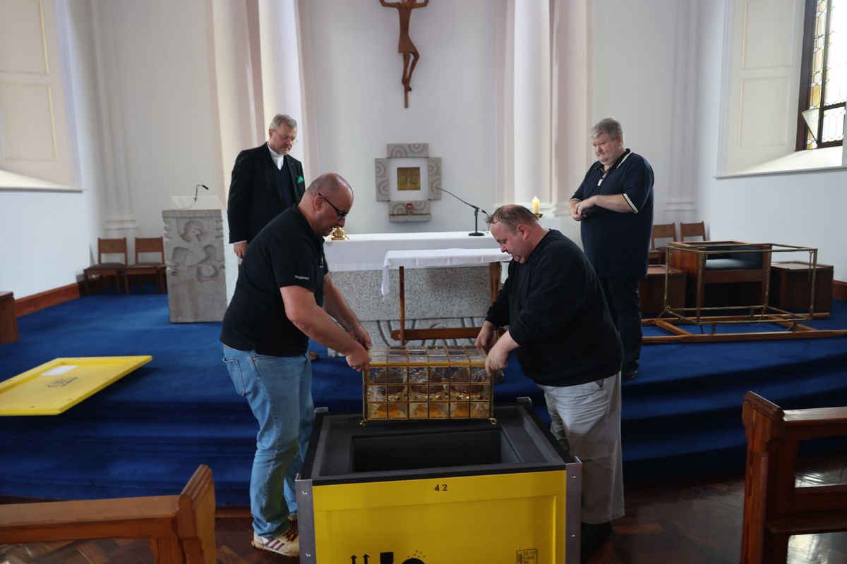 In einer der Hauskapellen wurde der Reliquienschrein aus der Klimakiste genommen und in das Tragegestell montiert.