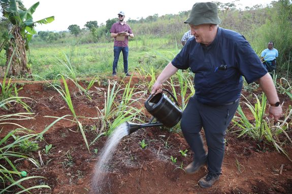 Zum Programm gehörte auch der Besuch bei der Kooperative Umoja im Dorf Mateka, bei der Frauen gemeinsam Felder bewirtschaften und Hühner züchten.  Zum Programm gehörte auch der Besuch bei der Kooperative Umoja im Dorf Mateka, bei der Frauen gemeinsam Felder bewirtschaften und Hühner züchten.