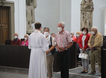 Bischof Dr. Franz Jung segnete nach dem Gottesdienst die Ehejubilare.