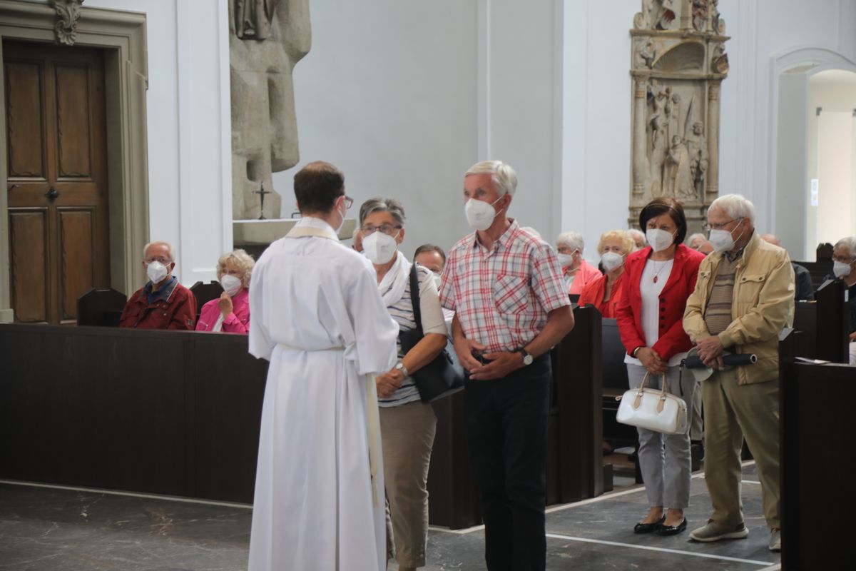 2721/0630_Ehejubilare mit Bischof Franz Jung_28161 Bischof Dr. Franz Jung segnete nach dem Gottesdienst die Ehejubilare.