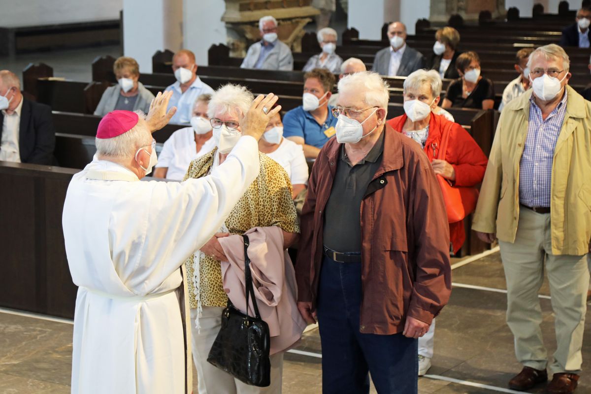 	 Weihbischof Ulrich Boom feierte am Mittwochnachmittag, 30. Juni, einen Gottesdienst für Ehepaare, die 2020 oder 2021 ihr goldenes, diamantenes oder eisernes Ehejubiläum hatten. Im Anschluss konnten sich die Paare segnen lassen.