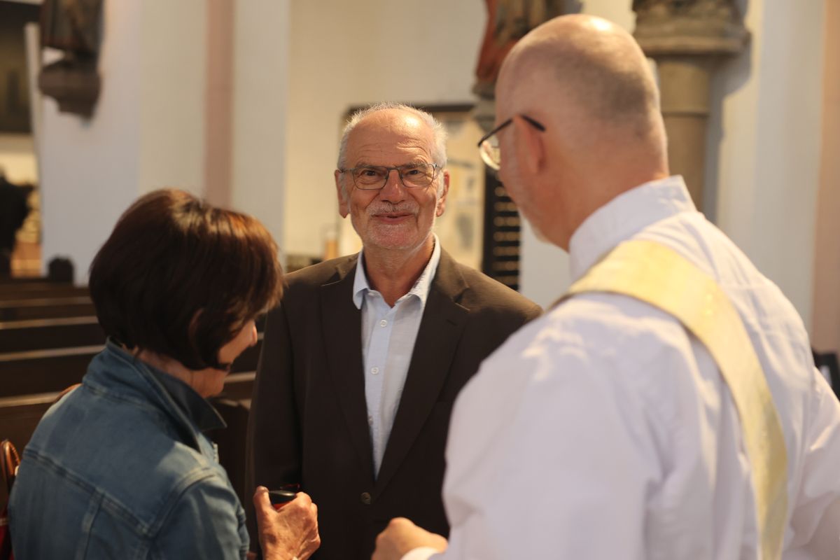 Seelsorgerinnen und Seelsorger spendeten nach dem Gottesdienst den Jubelpaaren individuell den Segen. 