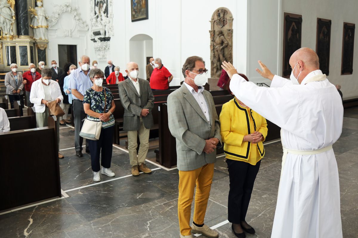 2721/0648 Gottesdienst für Ehejubilare mit Bischof Dr. Franz Jung am Freitagnachmittag, 2. Juli 2021_28511 Bischof Dr. Franz Jung feierte am Freitagnachmittag, 2. Juli 2021, einen Dankgottesdienst im Kiliansdom mit Ehepaaren, die goldenes, diamantenes oder eisernes Ehejubiläum feiern.
