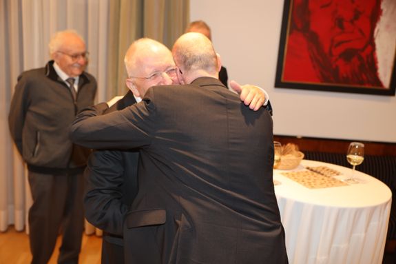 Bischof Dr. Franz Jung (rechts) dankte Weihbischof em. Ulrich Boom für dessen Einsatz, insbesondere als Dompropst.  Bischof Dr. Franz Jung (rechts) dankte Weihbischof em. Ulrich Boom für dessen Einsatz, insbesondere als Dompropst.