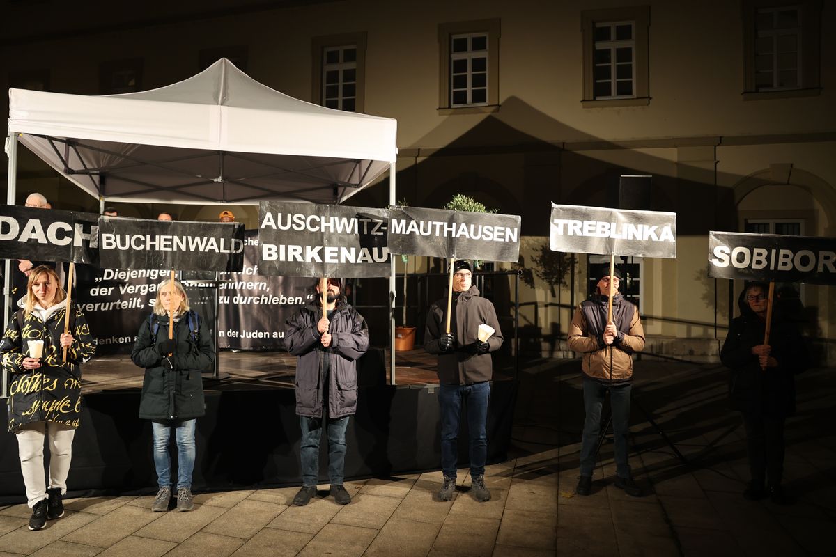 Teilnehmende trugen bei der Demonstration Schildern mit Namen der Konzentrationslager, in denen jüdischen Menschen aus Unterfranken getötet wurden. 