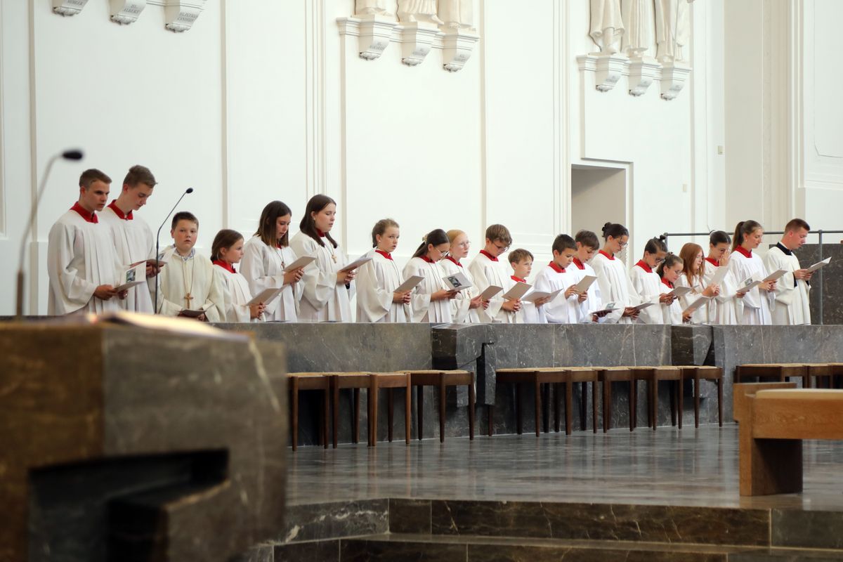 Fünf Frauen und zwei Männer hat Bischof Dr. Franz Jung bei einem Pontifikalgottesdienst am Freitag, 18. Juli 2025, als Pastoral- beziehungsweise Gemeindereferentinnen und -referenten beauftragt.