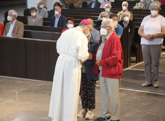 Bischof Dr. Franz Jung segnete nach dem Gottesdienst die Ehejubilare.