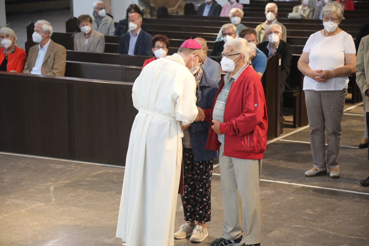 2721/0630_Ehejubilare mit Bischof Franz Jung_28172 Bischof Dr. Franz Jung segnete nach dem Gottesdienst die Ehejubilare.